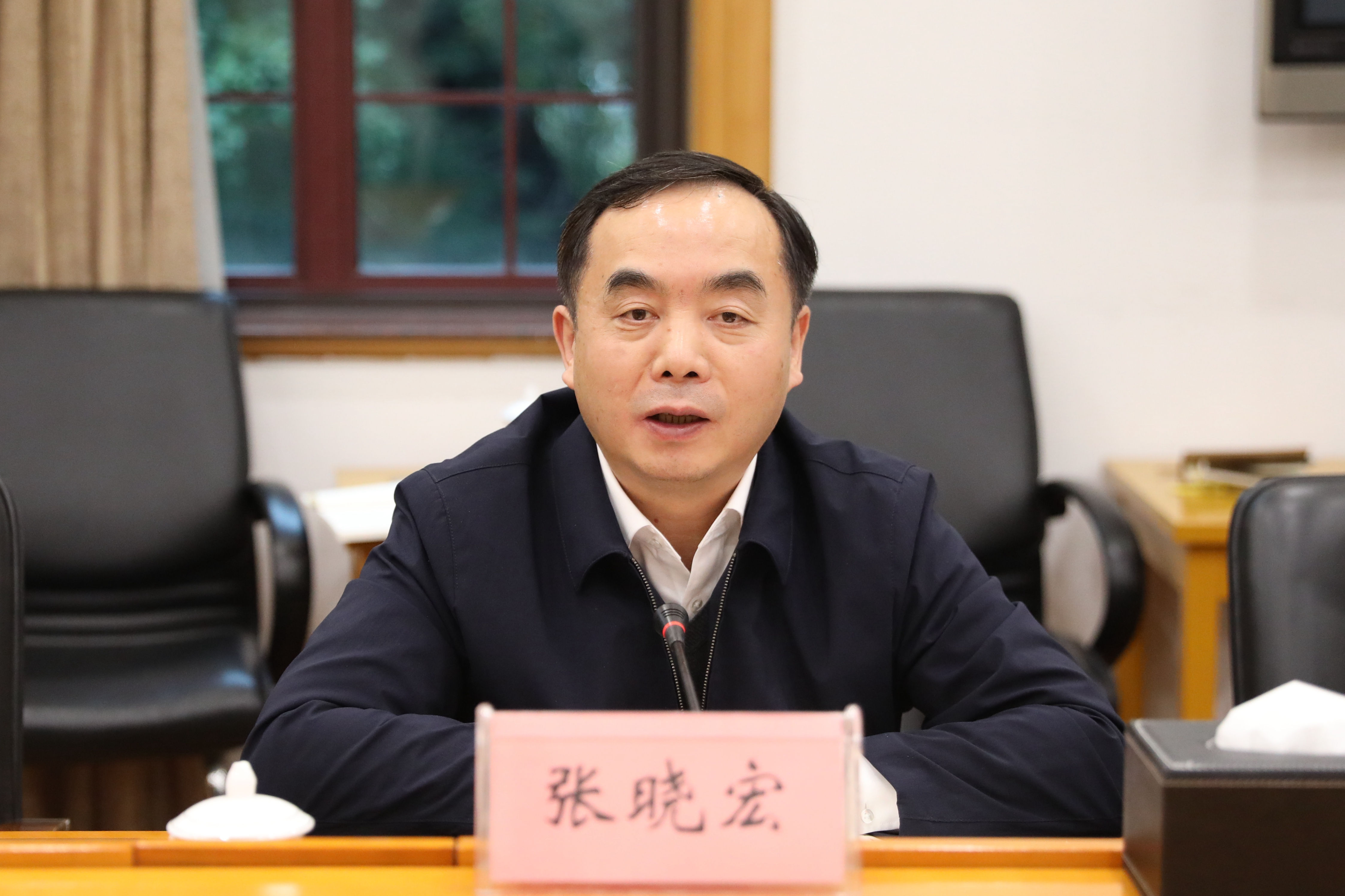 张晓宏认真倾听学生代表们的发言,并就大家提出的意见建议进行了沟通